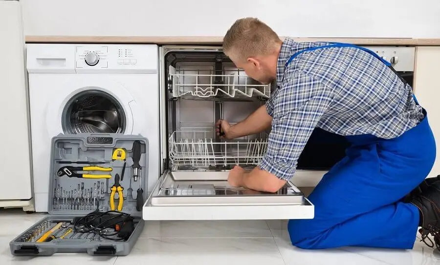 Şereflikoçhisar Termoteknik servisi teknisyen ekibi beyaz eşya tamiri yaparken